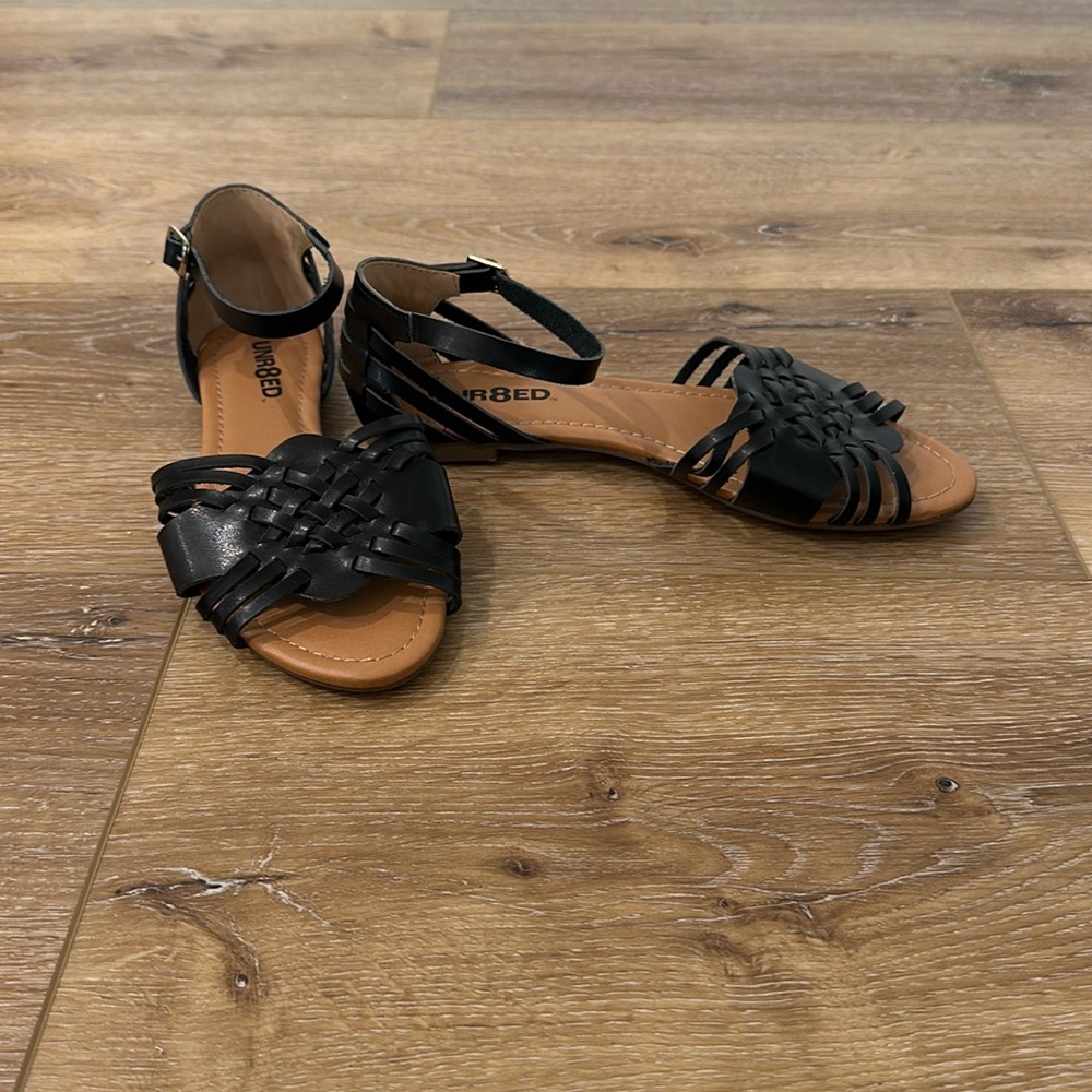 UNR8ED Strappy Flat - Black Faux Leather Sandal - Size 8.5